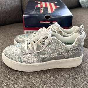 Skechers Sport Court Be Elevated White and Gray Casual Shoes women’s Size 6